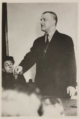 Фотография «Владимир Маяковский с графином».